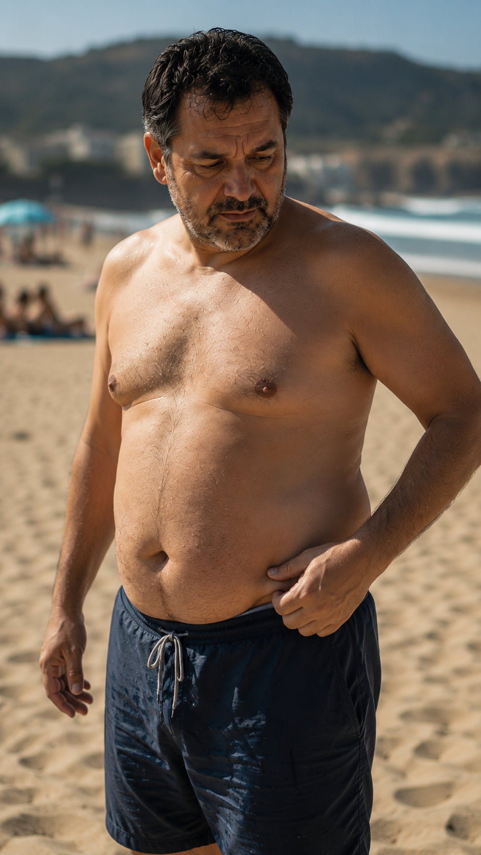 Hombre pensativo antes de quitarse la camiseta en la playa