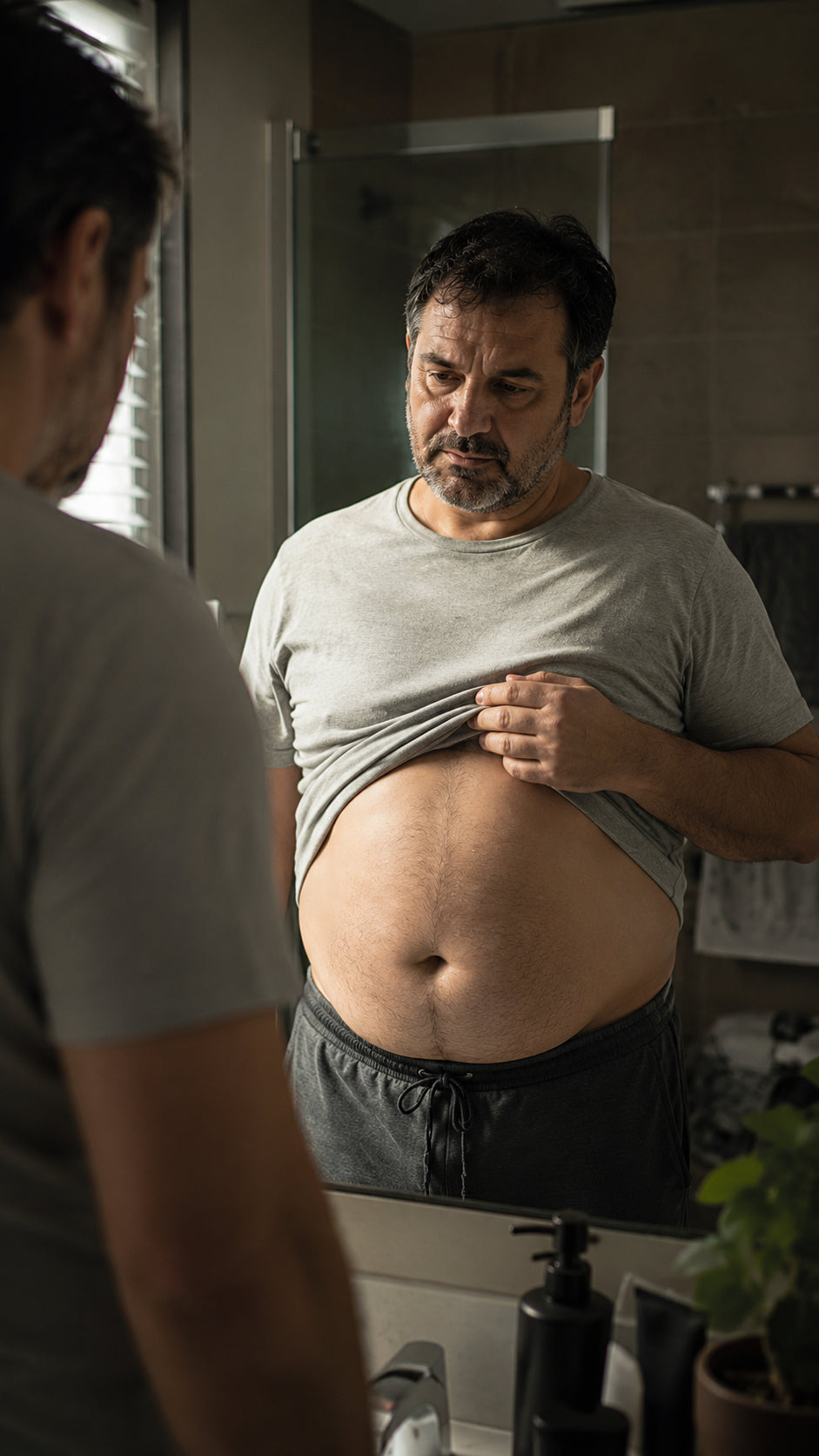 Hombre frente al espejo sin reconocerse